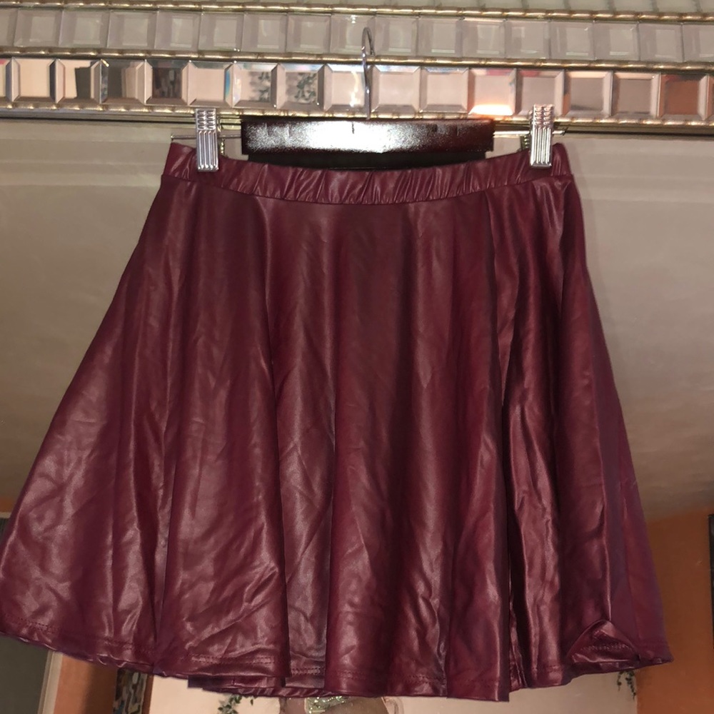 Burgundy leather skater skirt ! 💃🏽
